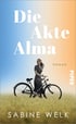 Buchcover: Frau in Kleid schiebt Fahrrad durch goldenes Feld unter blau-orangefarbenem Himmel. Titel: Die Akte Alma, Roman, Sabine Welk, Piper.