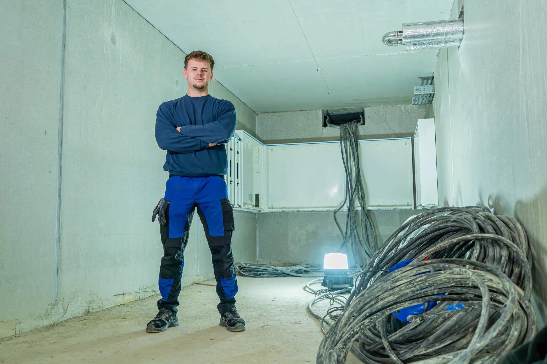 Elektroniker von DM Systemtechnik bei der Arbeit