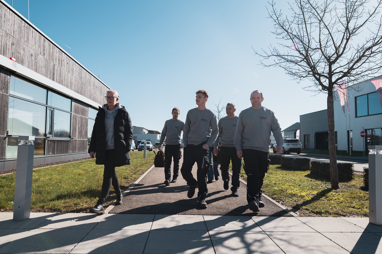 Das MALO-Team bei der Montage einer Wärmepumpe