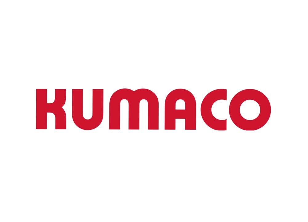 Rotes Kumaco-Logo auf weißem Hintergrund.