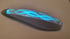 Ein längliches, geschwungenes Objekt mit einer leuchtend blauen Doppelhelix-Struktur auf der Oberseite.