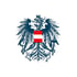 Österreichischer Bundesadler in Dunkelblau mit rot-weiß-rotem Brustschild, Sichel, Hammer und gesprengten Ketten.