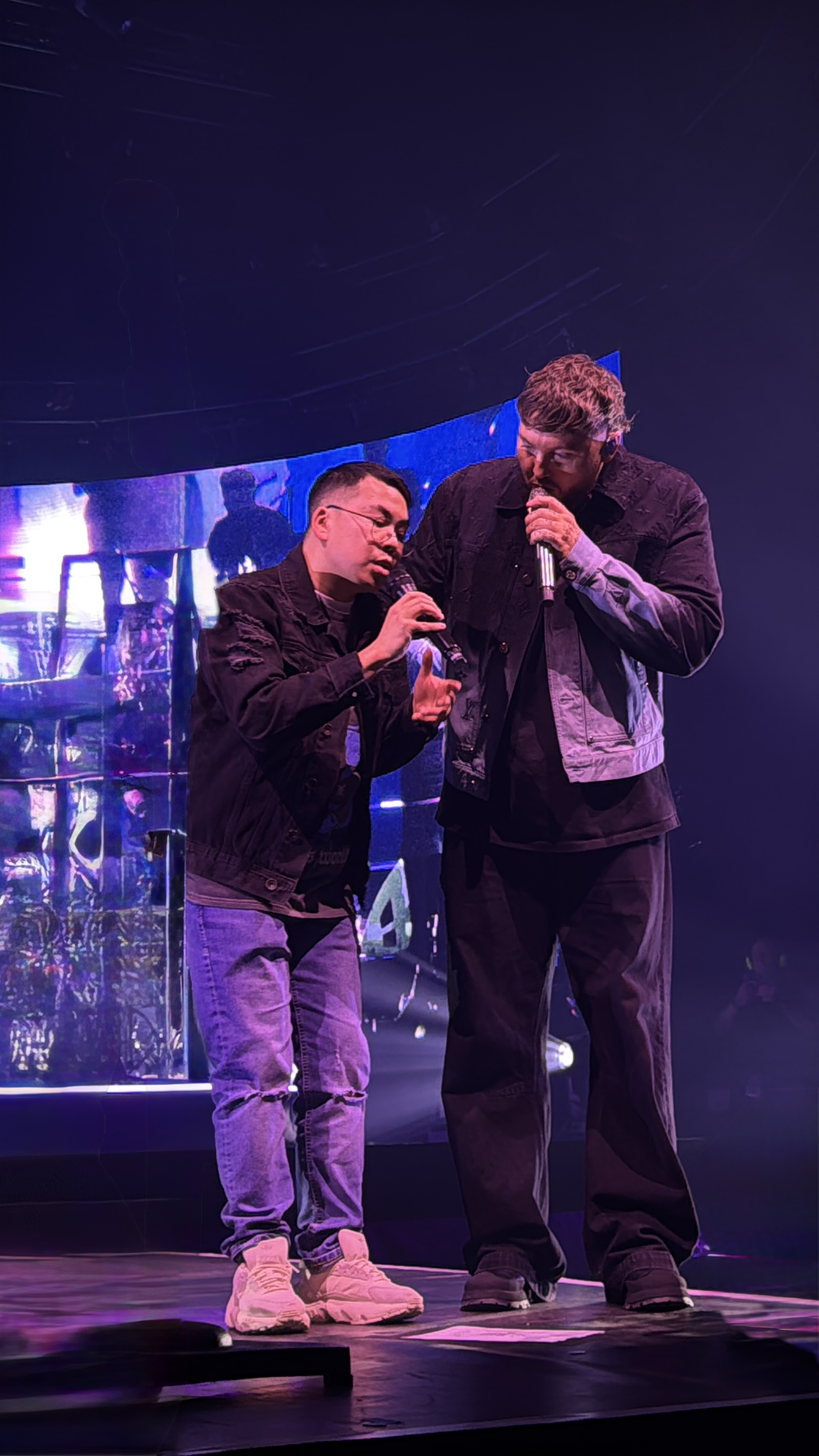 Dugge Pham singt mit James Arthur in Mannheim