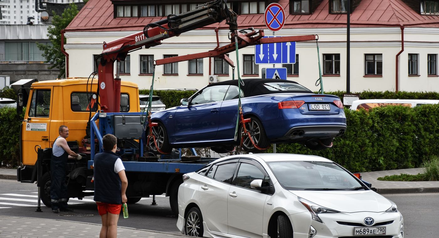 How much does it cost to tow a car: a car being towed on a city street in Orlando, FL