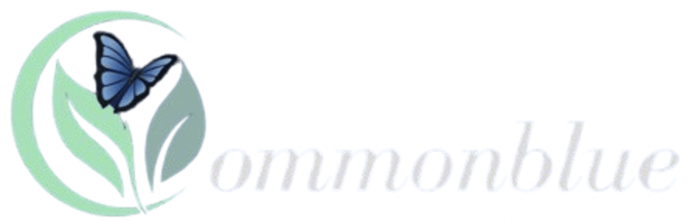 Logo mit drei grünen Blättern, einem blauen Schmetterling und dem Schriftzug „commonblue“.