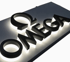 Beleuchtetes Omega-Schild mit schwarzen 3D-Buchstaben auf einer silbernen Platte.