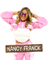 Nancy Franck lächelt in rosa-weißer Kleidung mit verspiegelter Sonnenbrille vor schwarzem Hintergrund.