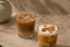 Zwei Gläser Eiskaffee mit Eiswürfeln.