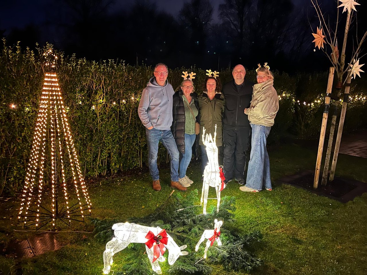 Familien beim privaten Weihnachtsmarkt in Gronau