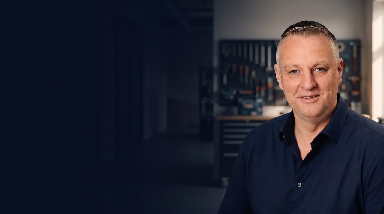Bernhard Emig, Inhaber von Emig Media, in einem modernen Betrieb