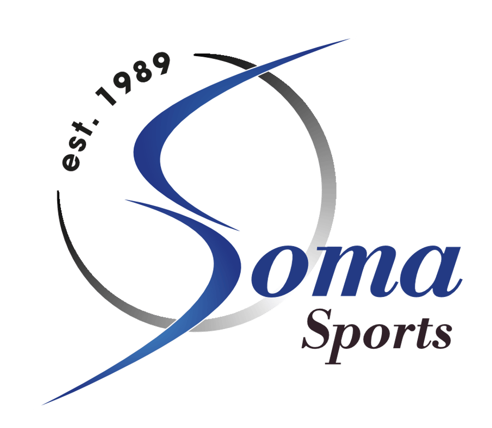 Soma Sports Logo mit einem blauen, geschwungenen S vor einem grauen Kreis auf schwarzem Grund, Text „est. 1989“ und „Sports“.