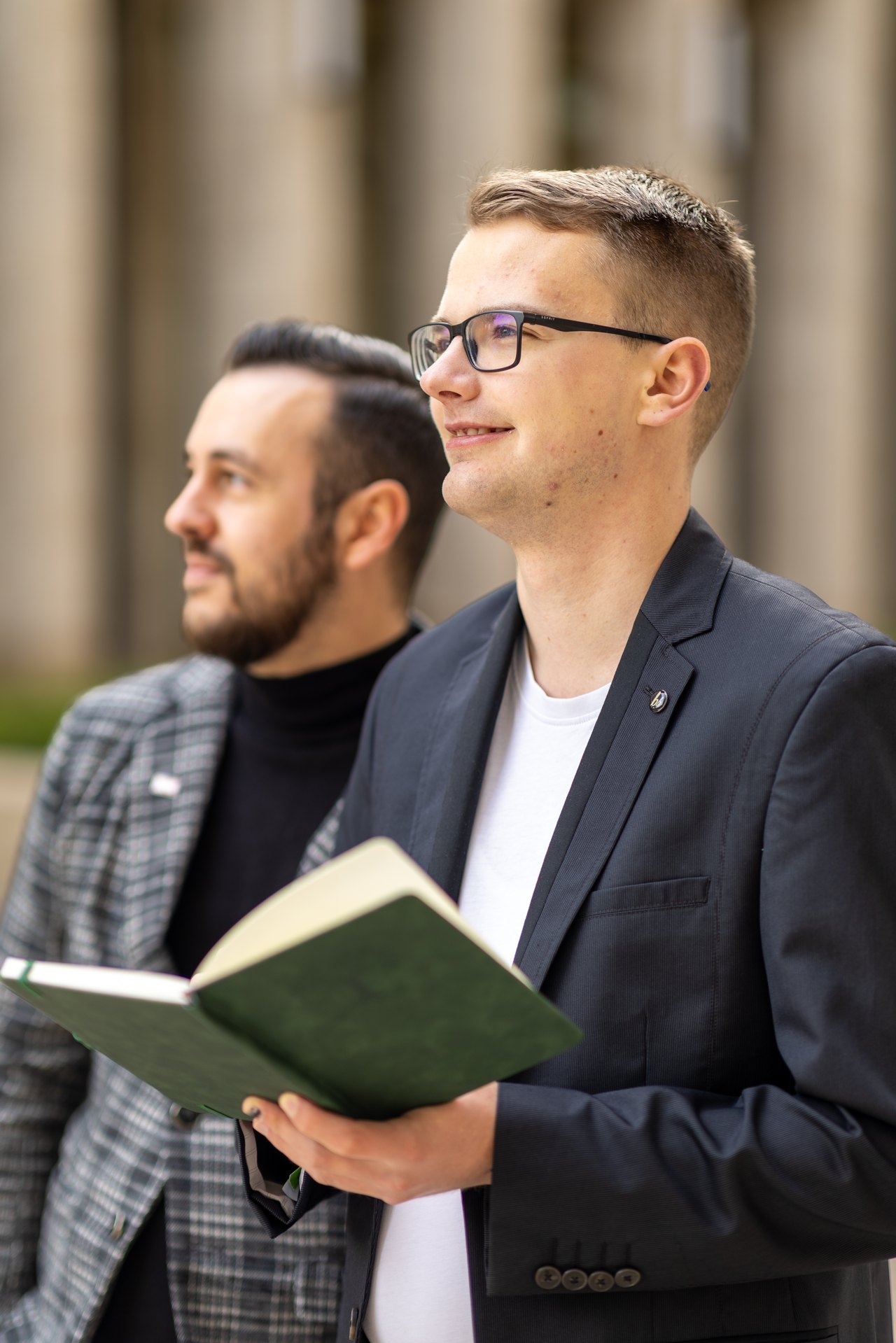 Lukas Wolf und Felix Mauersberger von Visual Storytellers mit Notizbuch bei der Vorbereitung einer Eventbegleitung