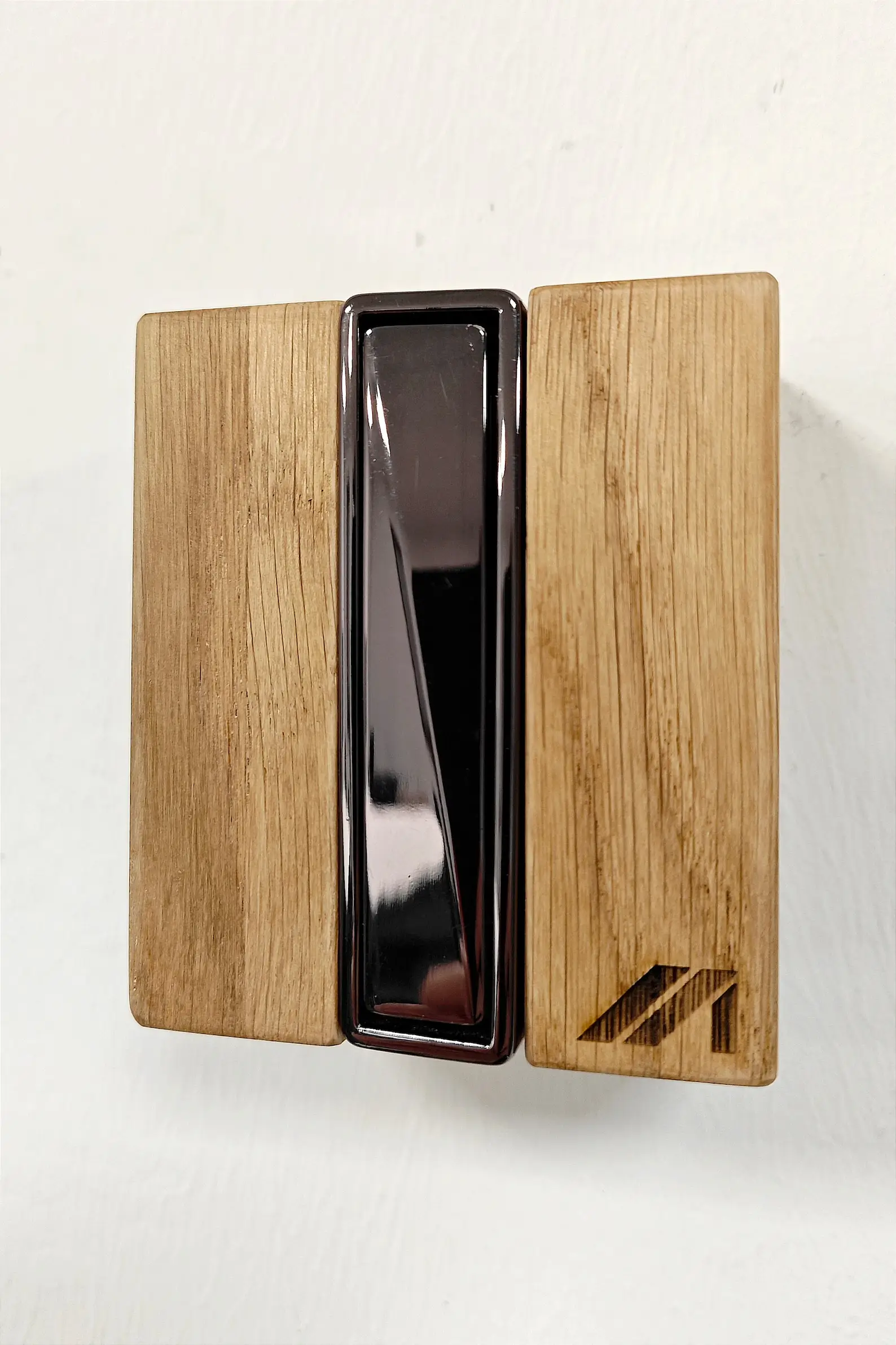 Flap2Cube Garderobenhaken aus Eiche massiv mit schwarz verchromter Klappe