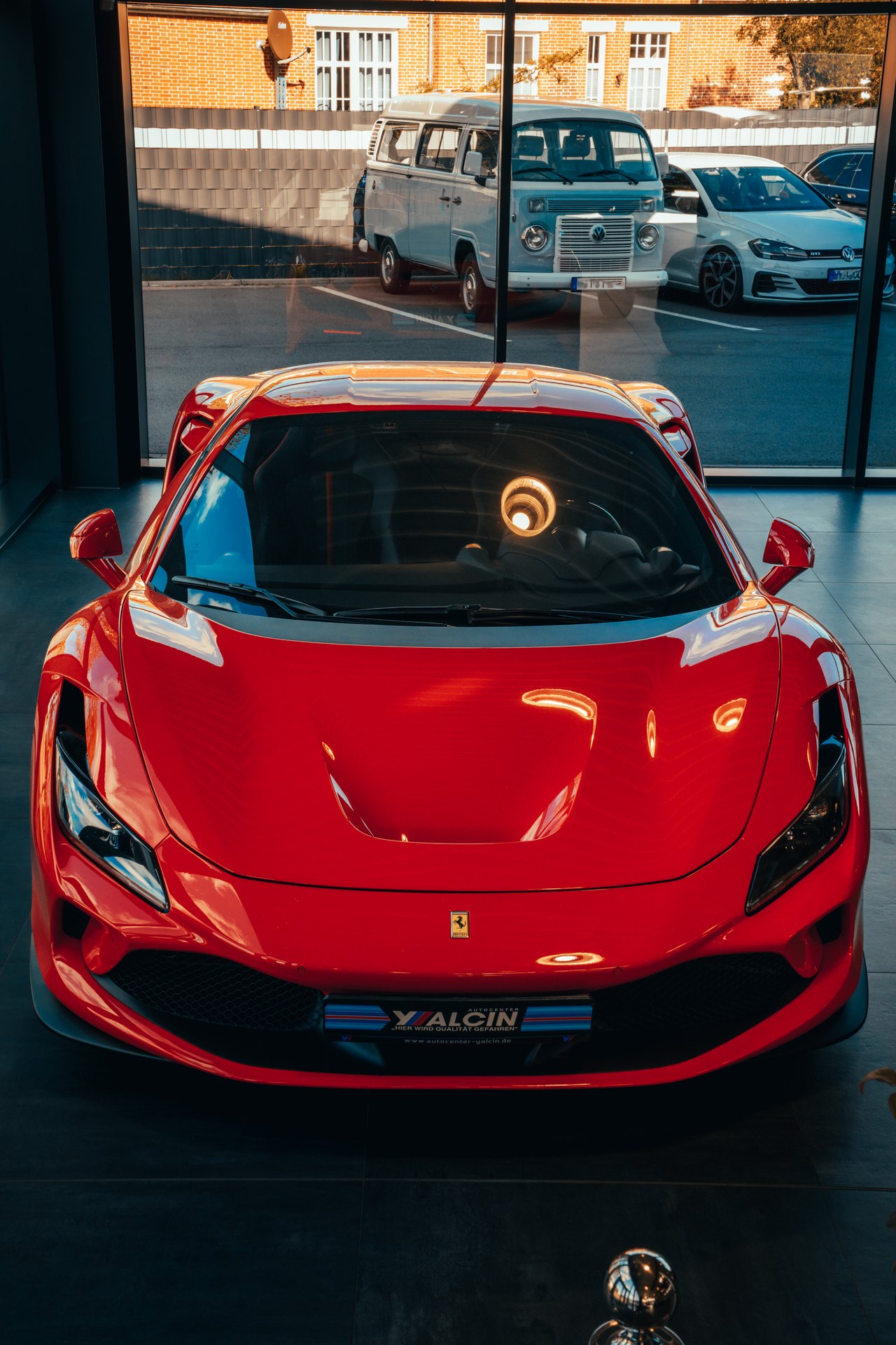 Roter Ferrari im Showroom – Shooting von KTN MEDIA