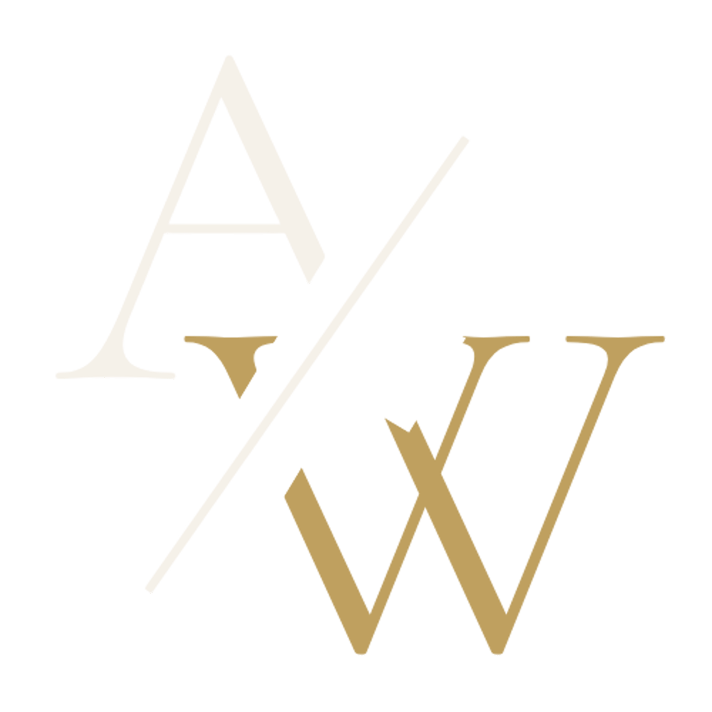 Weißer Großbuchstabe A, goldener Großbuchstabe W, getrennt durch einen weißen Schrägstrich auf dunkelblauem Hintergrund.