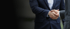 Zwei Personen in Business-Anzügen besiegeln eine Vereinbarung mit einem Händeschütteln.