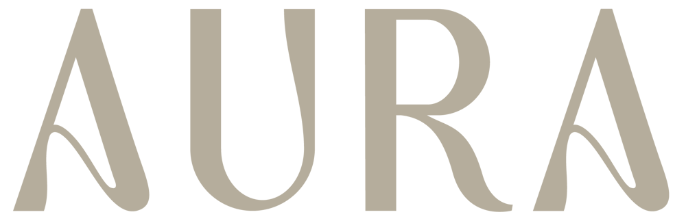Das Wort „AURA“ in hellbrauner Schrift auf dunkelgrünem Hintergrund.