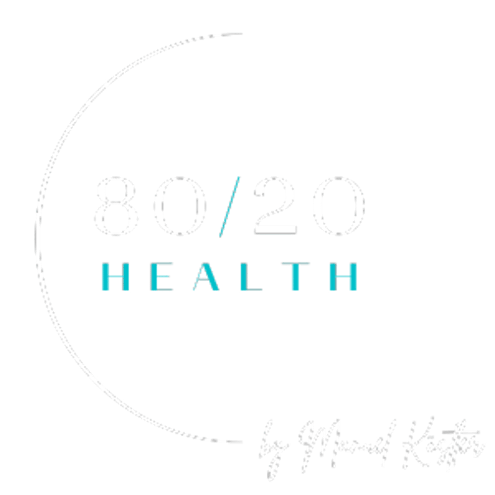 80/20 Health Logo mit weißem Text und blaugrünen Akzenten, umrahmt von einem unvollständigen Kreis und "by Manuel Köstler" darunter.