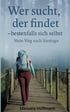 Buchcover: Wer sucht, der findet von Manuela Hoffmann. Eine Wanderin mit Rucksack auf einem Holzsteg im Nebel.