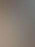 Eine Nahaufnahme eines neu installierten, weißen Fensters in einer Ziegelwand.