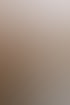 Zwei lachende Jungen mit blondem und braunem Haar schauen in die Kamera.