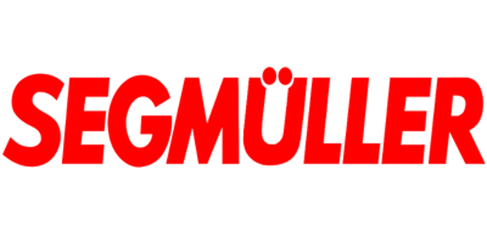 Roter Schriftzug "SEGMÜLLER" auf dunkelgrünem Hintergrund.