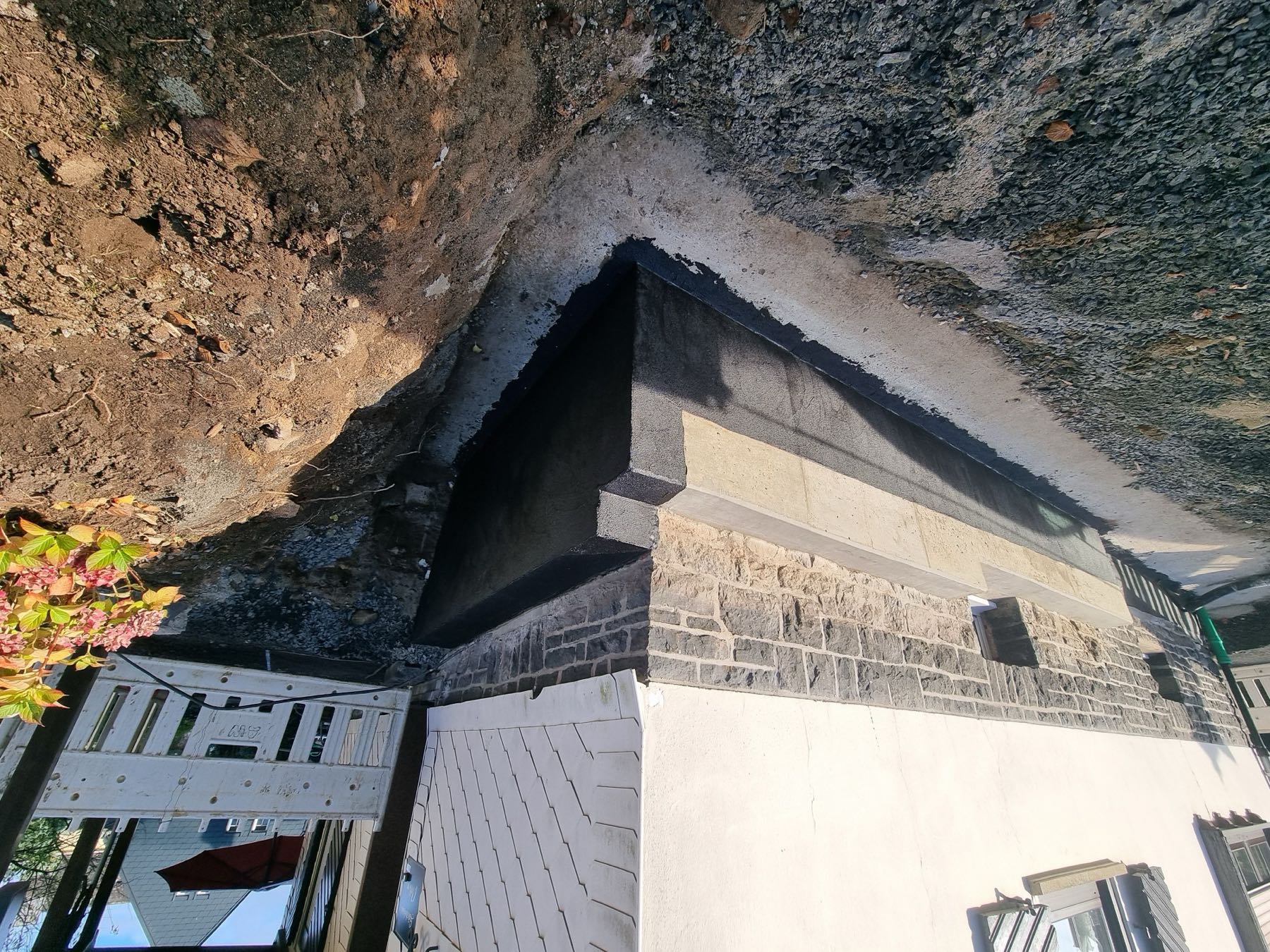 Fertig abgedichtete Kellerwand nach der Sanierung