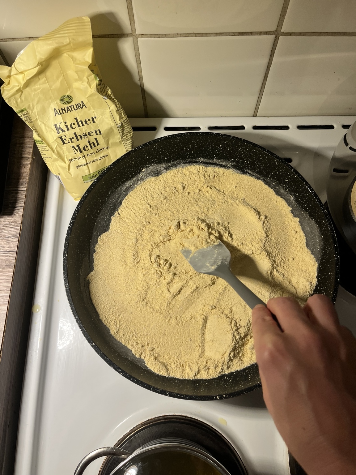 Teig wird in der Hand zu einer Kugel geformt.