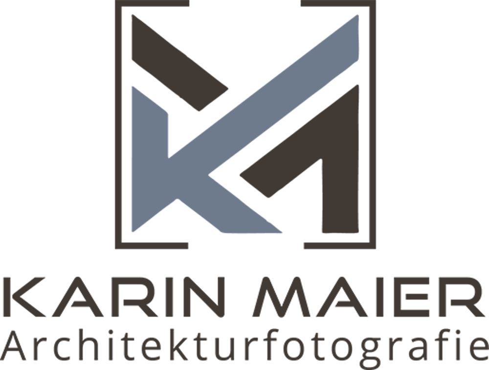 Logo: stilisierte Buchstaben "K" und "M" in Grau und Braun, darunter "KARIN MAIER Architekturfotografie".