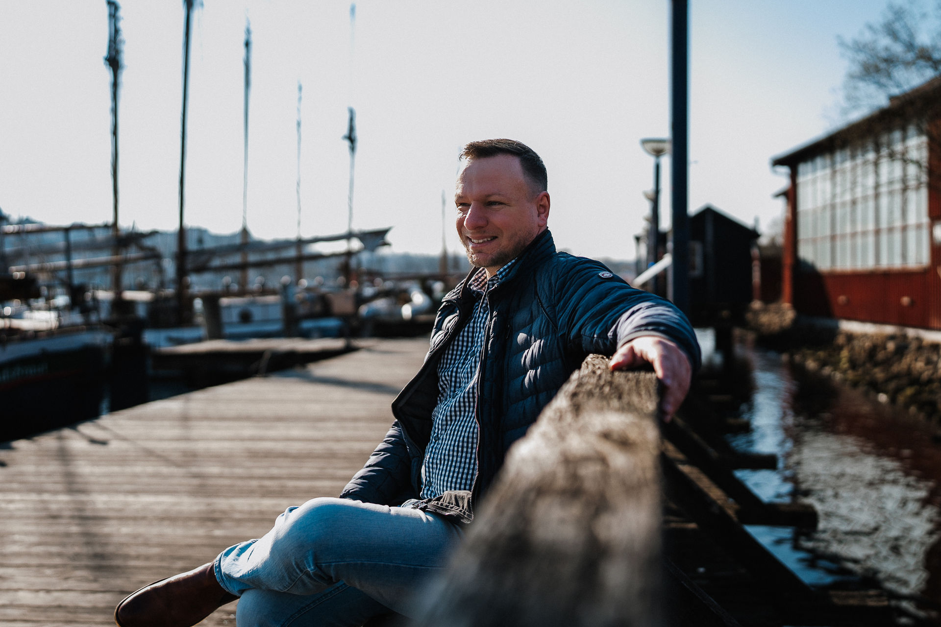 Matthias auf einer Bank am Flensburger Hafen