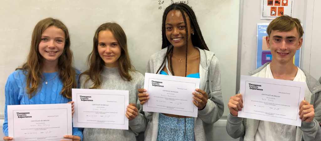 Vier Schüler mit ihren Abschlusszertifikaten nach zwei Wochen Kurs