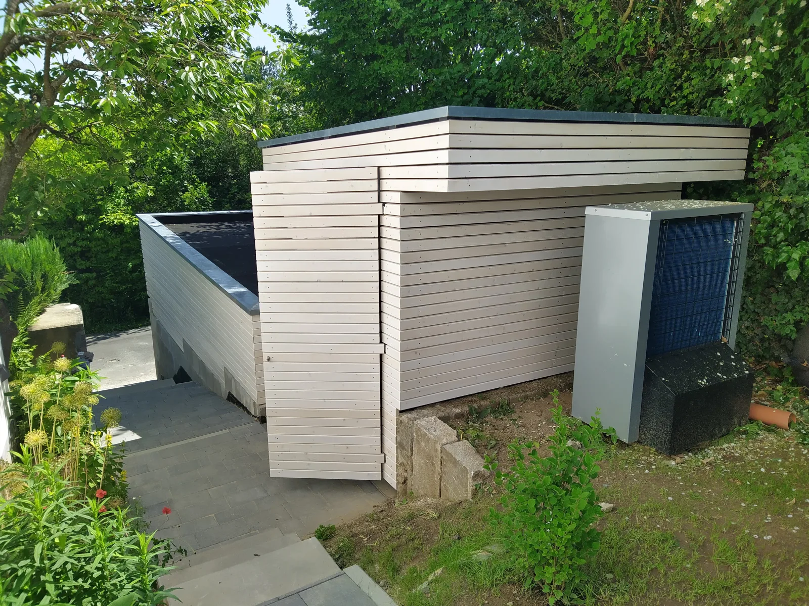 Moderner Holzbau mit Lärchen-Fassade und Flachdach – Projekt im Raum Würzburg/Schweinfurt