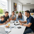 Eine Familie sitzt am Tisch, während ein Berater auf ein Tablet mit Solaranzeigen zeigt.