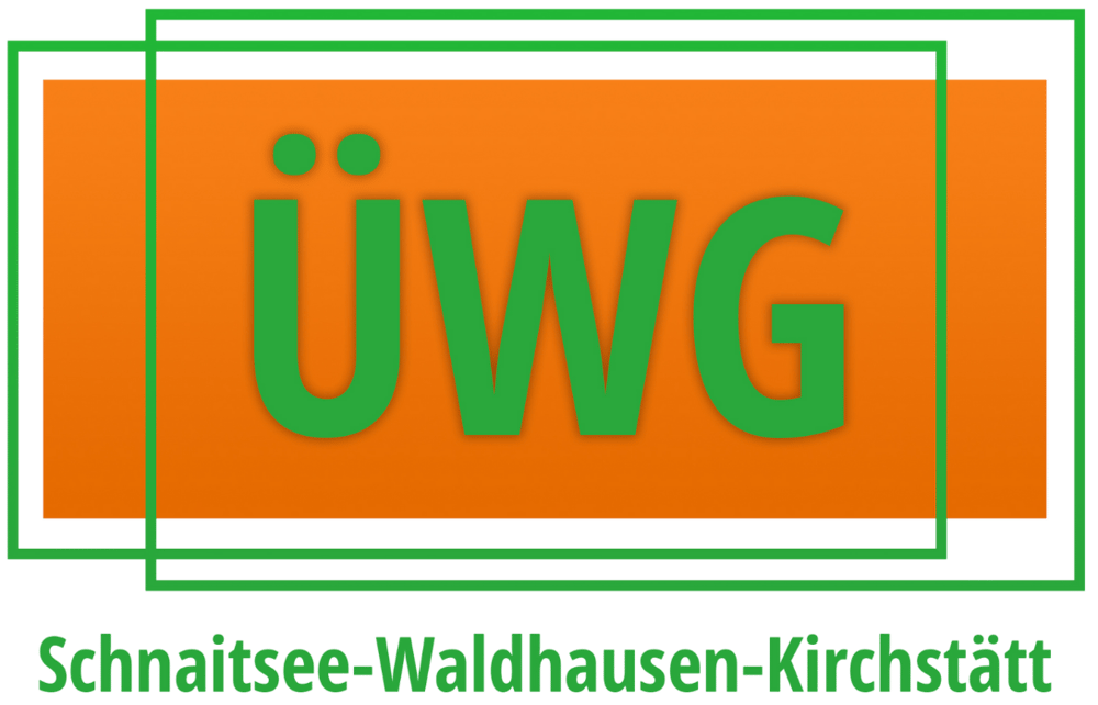 Logo der ÜWG Schnaitsee-Waldhausen-Kirchstätt mit grünem Text auf orangefarbenem Rechteck und grüner Umrandung.