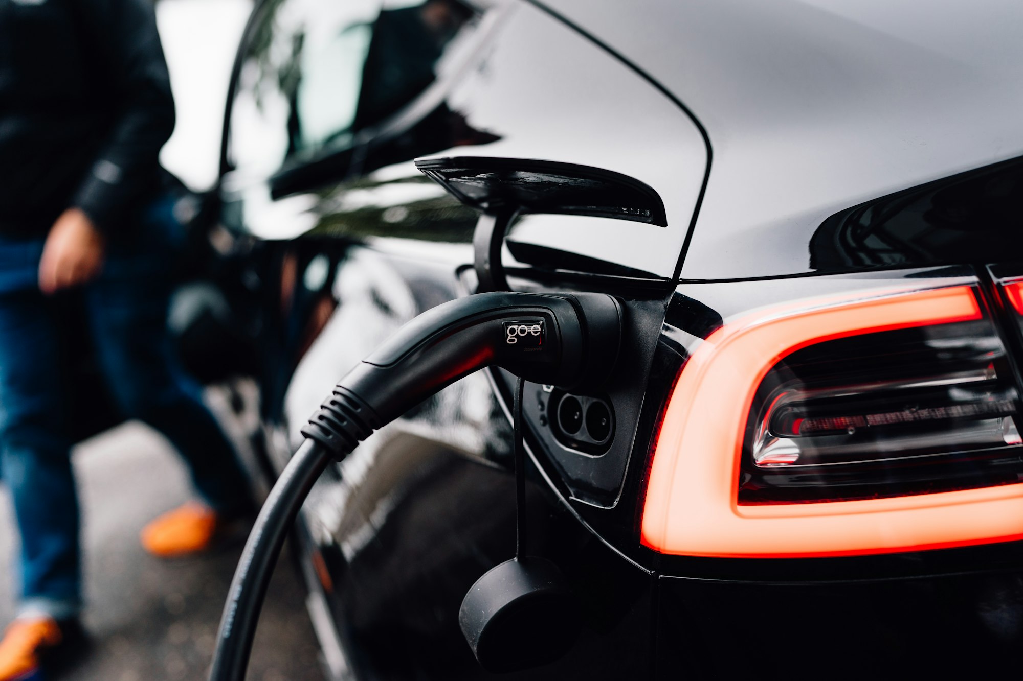 Electric vehicle charging at a multi-bay charging station