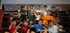 Gruppe von 11 Kindern, die im Boxring posieren und die Muskeln anspannen.