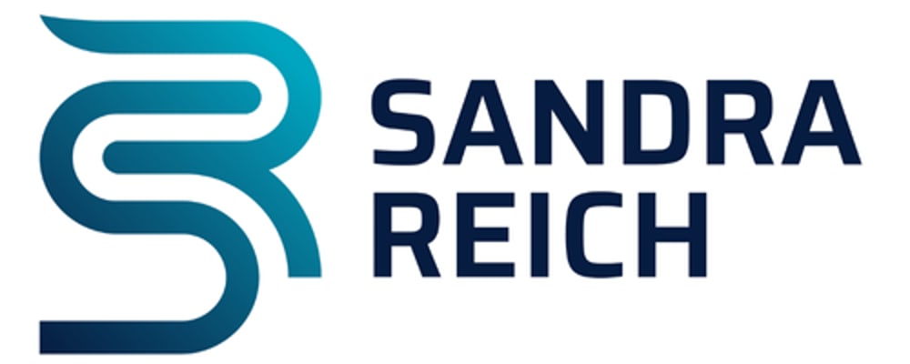 Logo mit den blauen Buchstaben "SR" und dem Text "SANDRA REICH" in dunkelblauer Schrift.