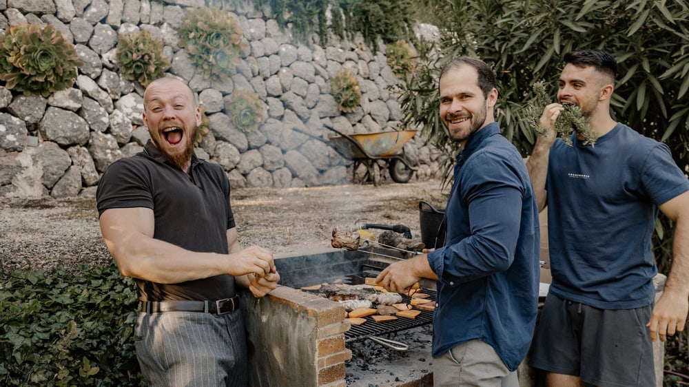 Männer am Grill