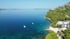 Drohnenvideo vom Camp Buqez, weggeflogen von der Villa Aperol und Aussicht aufs Meer und umliegende Wälder.