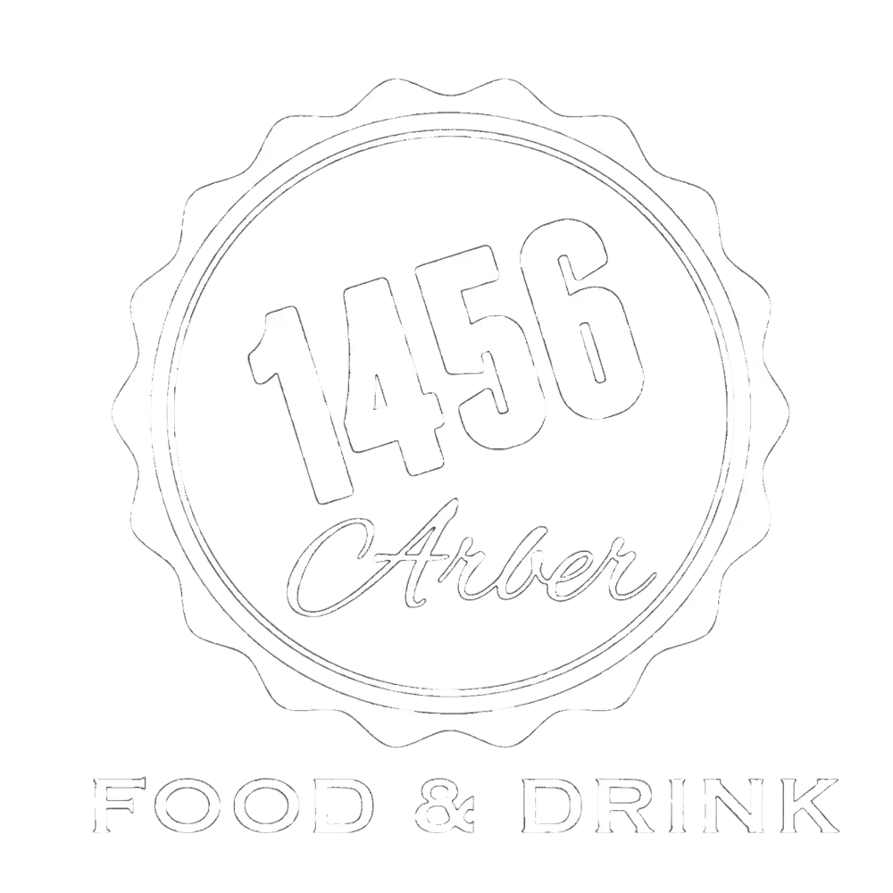 Grünes Logo mit weißem, gezacktem Kreis und den Zahlen "1456", dem Wort "Arber" und "FOOD & DRINK".
