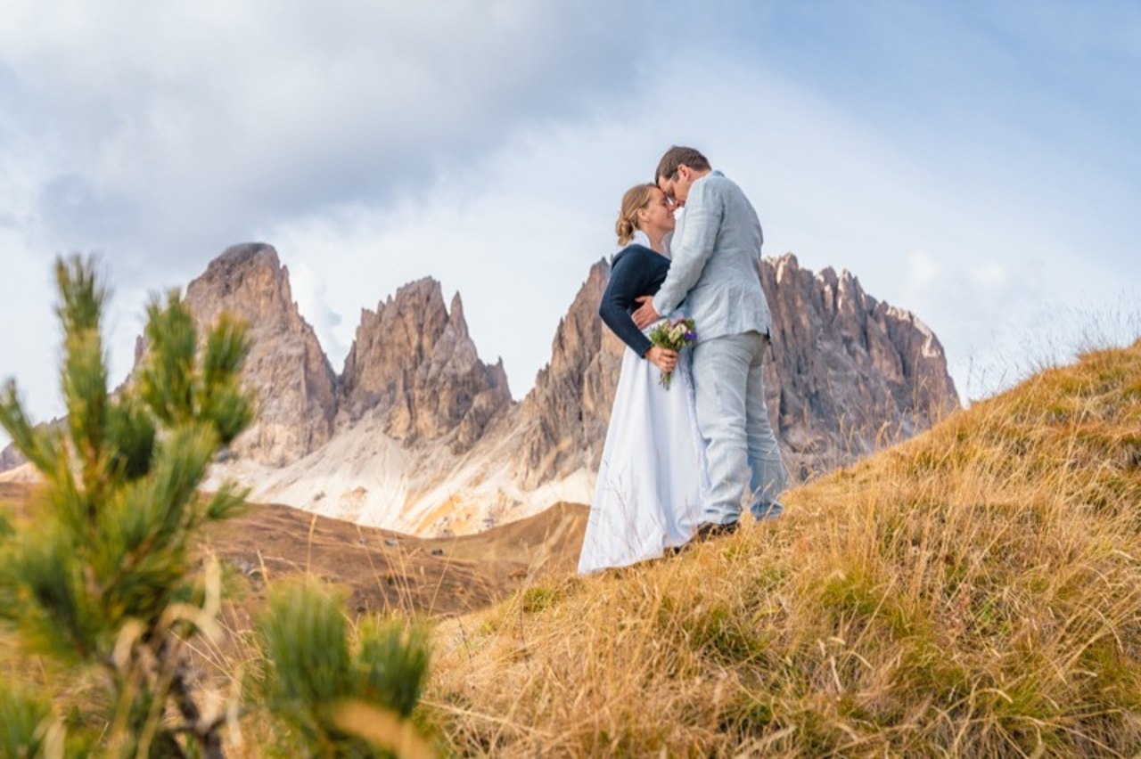 Brautpaar vor der Marmolada in den Dolomiten