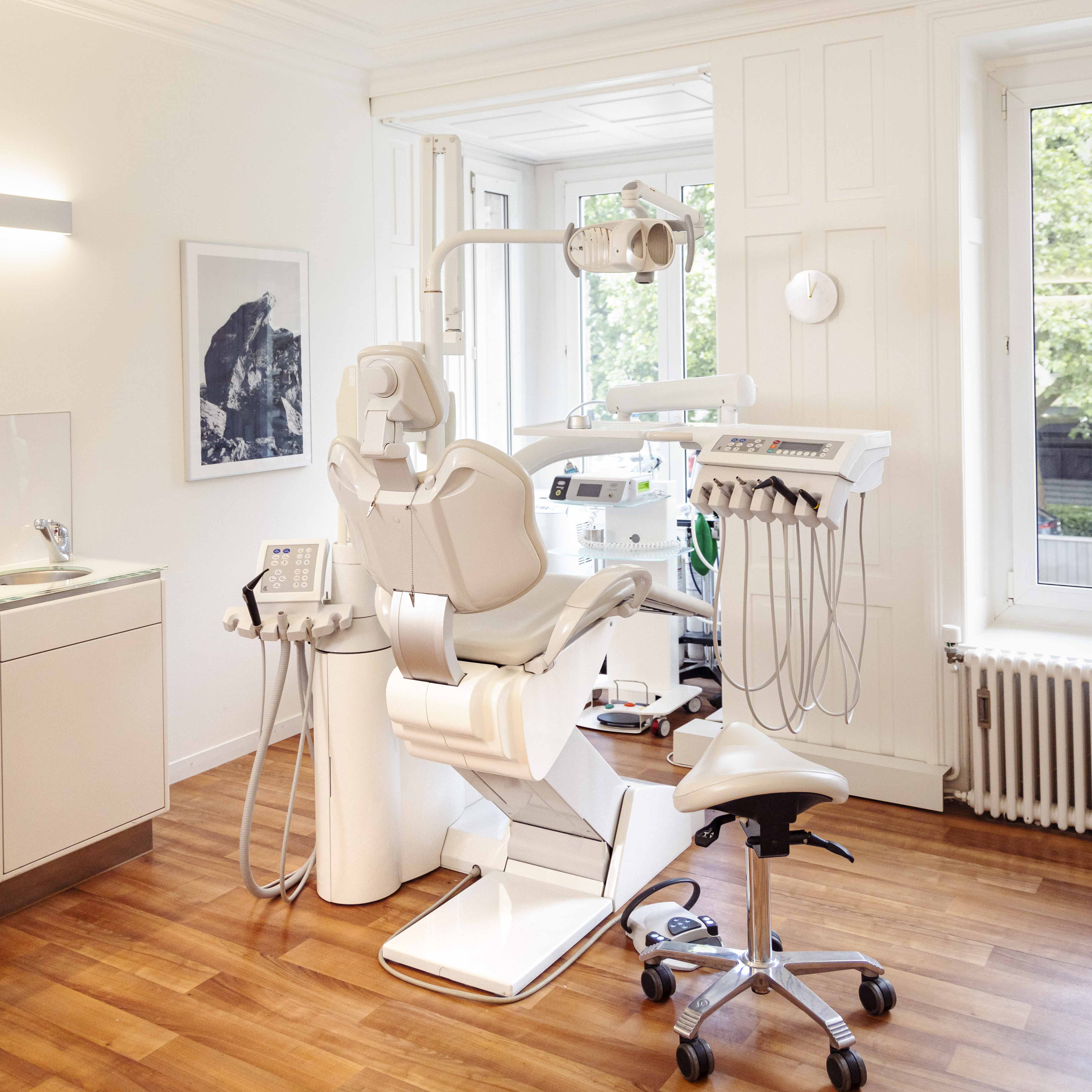 Behandlungszimmer der Zahnarztpraxis abrakazahbra in Zürich Enge