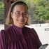 Heike Schoof, Social Media Beraterin, arbeitet am Smartphone