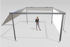 Eine Frau steht in einem quadratischen, grauen Pergola-Rahmen mit ausfahrbaren Seitenwänden und Markisen.