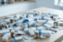Viele unterschiedliche Medikamentenpackungen auf einem Tisch – Polymedikation und Wechselwirkungen, Tipp aus Murnau
