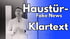 Mann im Hemd mit Brille vor einer Tür. Weißer Text: „Haustür-Fake News Klartext“ auf blauem Hintergrund.