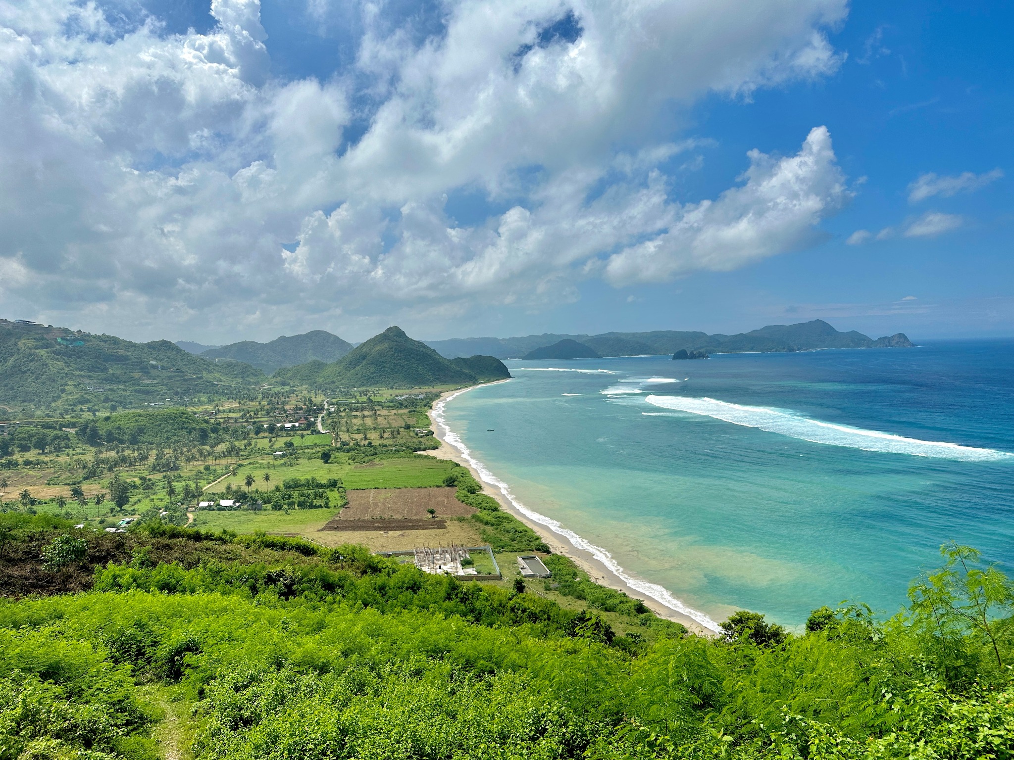 South Lombok combines coastal nature, surf, hills and a slower rhythm — an important part of the lifestyle appeal behind the CoLa concept.