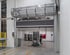 Industrielles Schnelllauftor in einer Lagerhalle mit einem Gabelstapler und Mitarbeiter im Hintergrund.