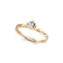 Ein goldener Verlobungsring mit gedrehtem Band und einem runden Diamanten in einer Vierer-Krappenfassung.