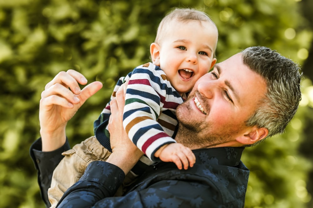 Ungestellte Familienszene voller Nähe